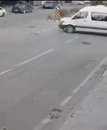 Kaza yapmamak için manevra yaptı, kaldırıma çıkarak durabildi