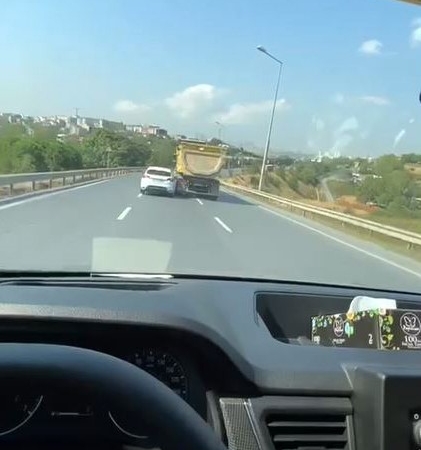 Kaza yaptı durmadan yoluna devam etti