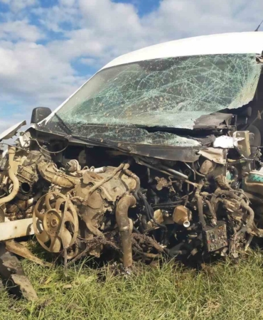 Kazada minibüs hurdaya döndü