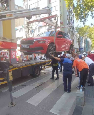 Kedi çıkmayınca, otomobil sanayiye götürüldü