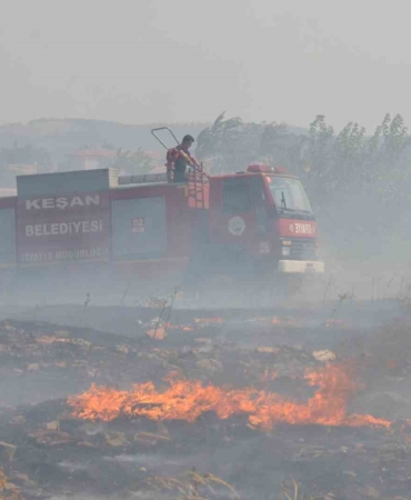 Keşan’da evlere yaklaşan yangın mahalleliyi korkuttu