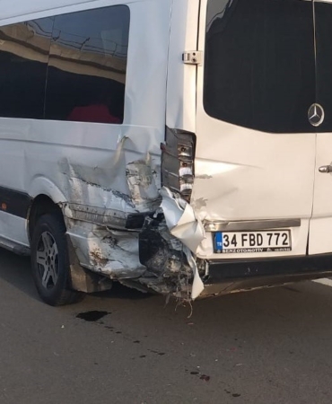 Keşan’da minibüs ile çarpışan otomobilin sürücüsü yaralandı