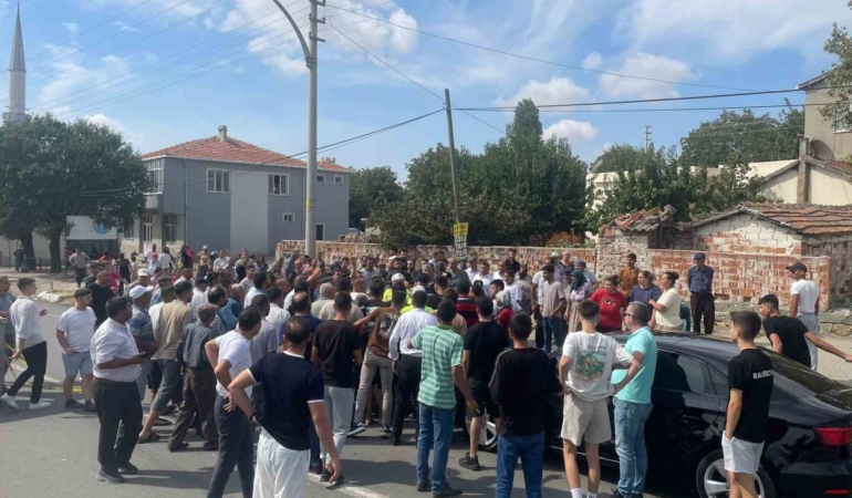 Keşan’da ölümle sonuçlanan kaza sonrası mahalle sakinleri yolu trafiğe kapattı