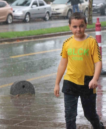 Kimi şemsiyeyle kimi eşyasıyla yağmurdan korunmaya çalıştı
