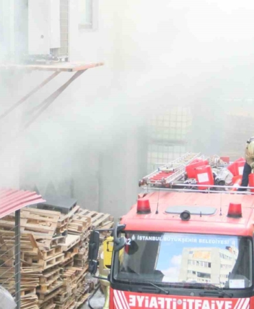 Kimya fabrikasında çıkan yangın 2 saatin sonunda söndürüldü