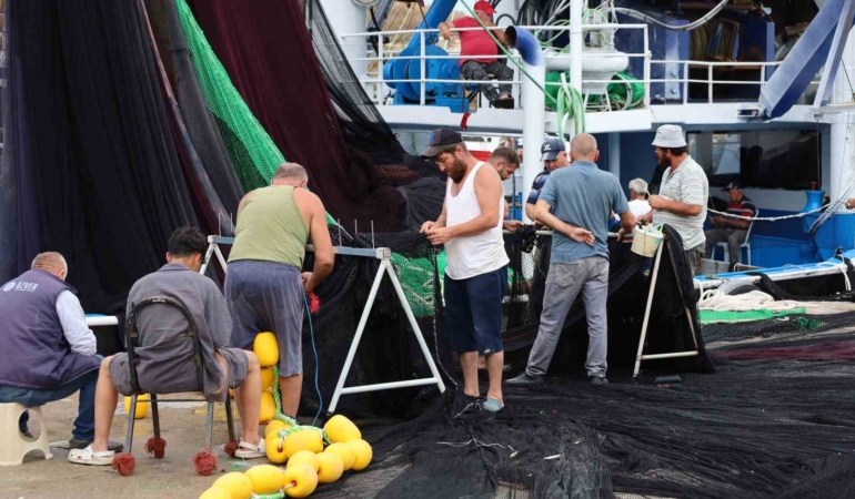 Kırklareli’nde kötü havaya aldırış etmeyen balıkçılar sezonu açtı