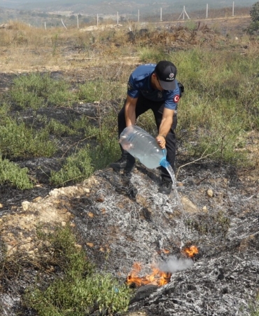 Kırklareli’nde otluk alanda yangın: Polis ekipleri bidonlarda söndürmeye destek verdi
