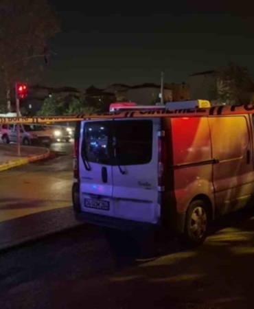 Kırmızı ışıkta araçta bekleyenler arasında bıçaklı kavga: 4 yaralı