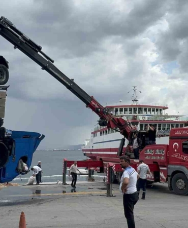 Kocaeli’de freni boşalan tır denize düştü