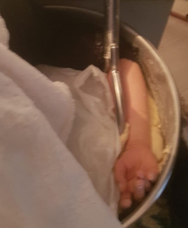 Kolunu hamur makinesine kaptırdı