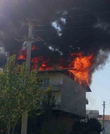 Kömürlükte çıkan yangın çatıyı sardı