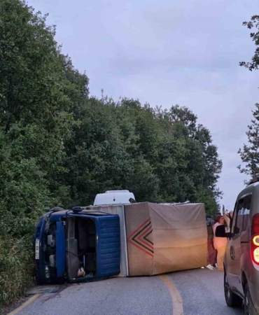 Kontrolden çıkan kamyonet yan yattı: 8 yaralı