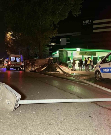 Kontrolden çıkıp aydınlatma direğine çarpan Tofaş hurdaya döndü: 4 yaralı