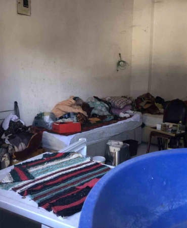 Kötü koku yayan çöp ev temizlenmeyi bekliyor