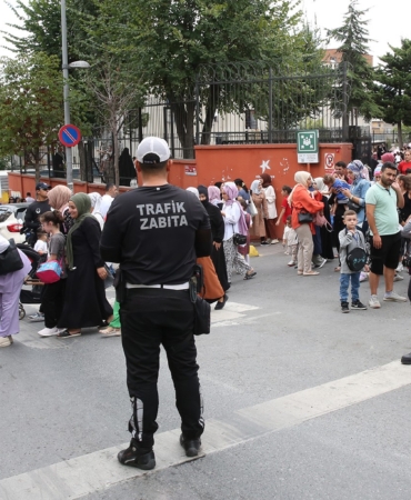 Küçükçekmece zabıtasından okul önlerinde denetim