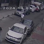 Küçükçekmece’de servis minibüsü binaya çarptı