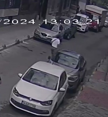 Küçükçekmece’de servis minibüsü binaya çarptı