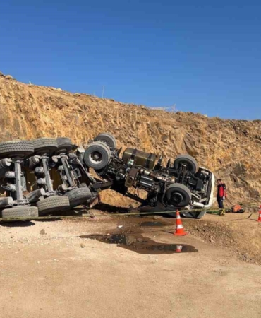 Maden sahasında hafriyat kamyonu kaza yaptı: 1 ölü