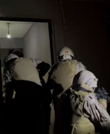 Magandaların evlerine şafak operasyonu...Kapılar koçbaşlarıyla kırıldı