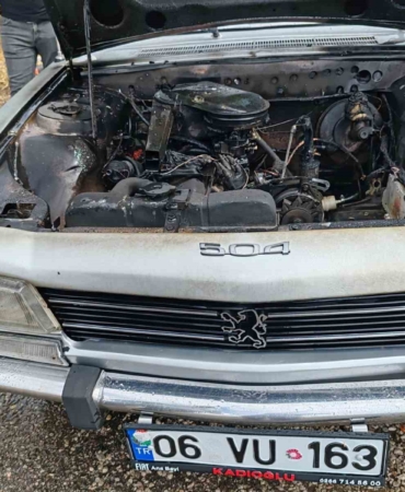 Manyas’ta aracın motoru alev aldı