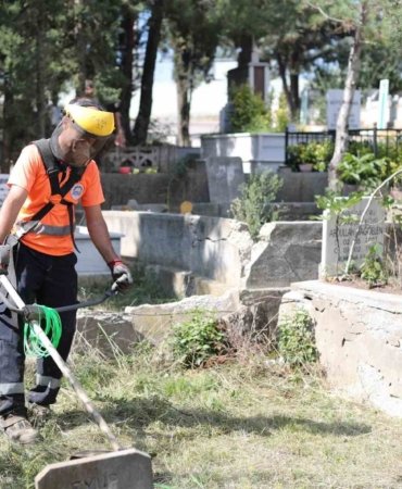 Mezarlıklarda bakım ve onarımı yapılıyor