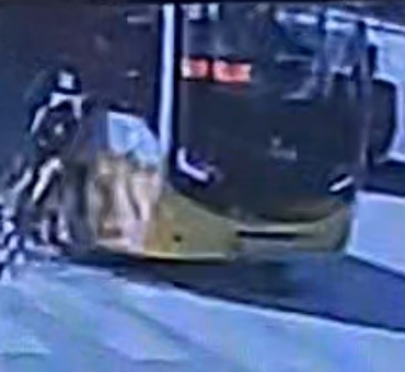 Minibüs bisikletli çocuğa böyle çarptı