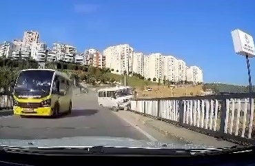 Minibüsün dereye uçma anı kameraya yansıdı