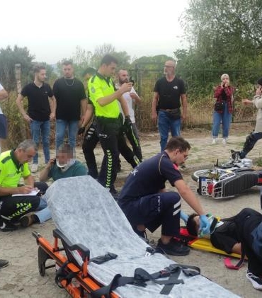 Motosiklet dönüş yapan araca çarptı