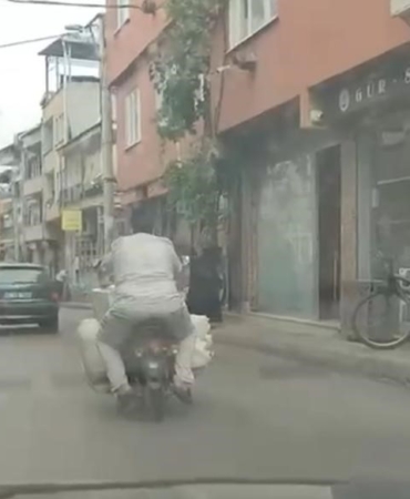 Motosiklete yüklediği eşyalarla görenleri şaşkına çevirdi