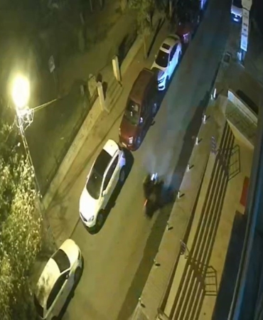 Motosikletli şahıs emlak ofisini kurşunladı; o anlar kameraya yansıdı