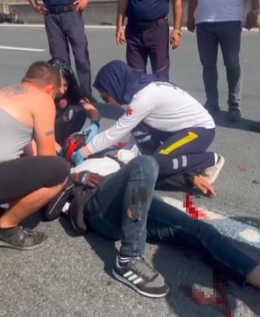 Motosikletten savrulan 2 kişi yaralandı