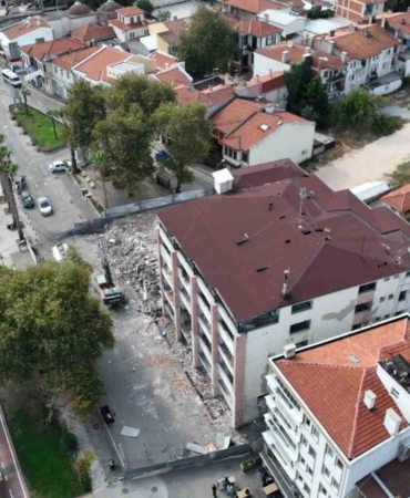 Mudanya’da 50 yıllık belediye binası yıkılıyor