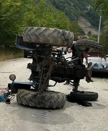 Oğlunun kullandığı traktörün altında can verdi