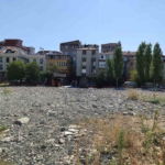 Öğrenci ve veliler yıkılan okulun yeniden yapılmasını istedi