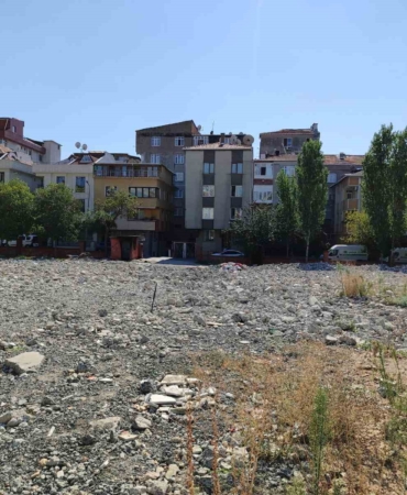 Öğrenci ve veliler yıkılan okulun yeniden yapılmasını istedi