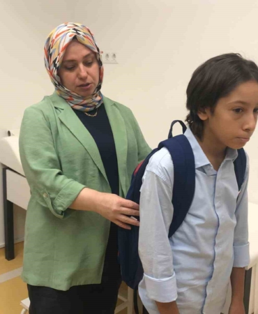 Okul çantası hazırlarken buna dikkat: Ağır kitapları sırta yakın koyun