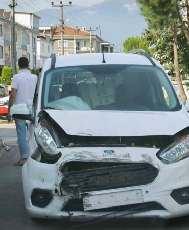 Okul servisi ile hafif ticari araç çarpıştı: 8’i öğrenci 11 yaralı