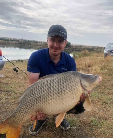 Oltayla 16 kiloluk sazan yakaladı, bacaklarında bebek gibi salladı