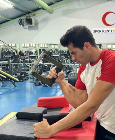 Ömer Kozakoğlu, 11 kez bilek güreşi şampiyonu olan rakibini eledi