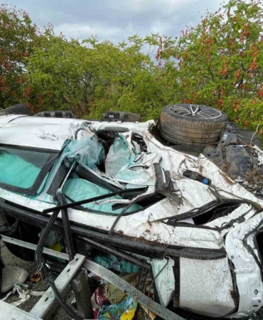 Otobanda bariyere çarpan otomobil yan yattı: 4 yaralı