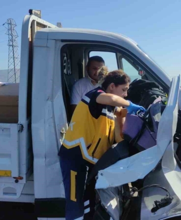 Otobanda kamyonet otomobile çarptı