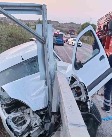 Otomobil bariyerlere ok gibi saplandı: 1 ölü, 1 yaralı