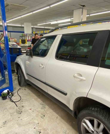 Otomobil BİM’e daldı, vatandaş çekiliş var sandı