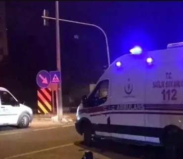 Otomobilin dikiz aynasına çarpan motosiklet devrildi, sürücüsü yaralandı