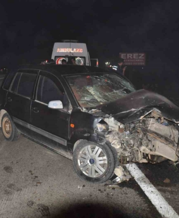 Otomobilin seyir halindeki kamyona çarptığı kaza kameraya yansıdı