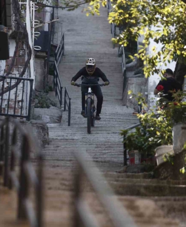 (Özel) Bisikletiyle 225 basamaktan böyle indi