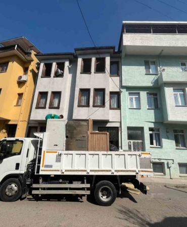 (Özel) Bursa’da bir apartmandan 5 kamyon çöp çıktı