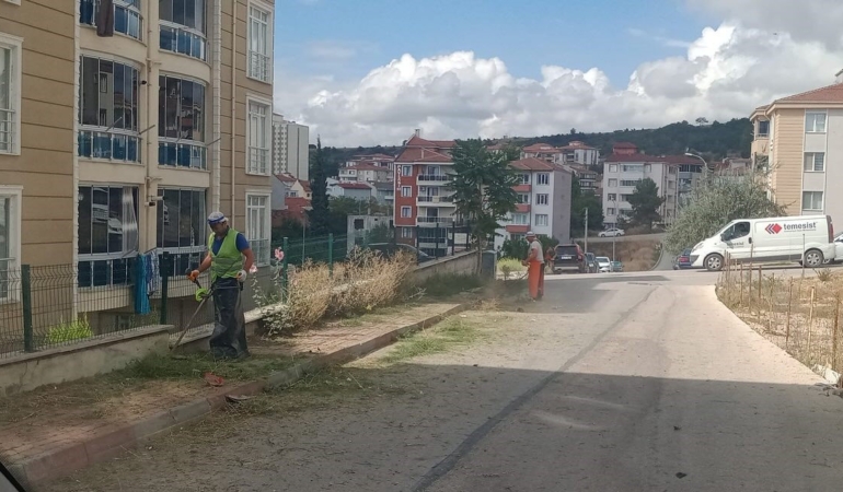 Park bahçe ve oyun alanlarında ot temizliği yapılıyor