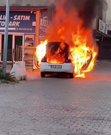 Park halindeki otomobil alev topuna döndü: Geriye hurda yığını kaldı
