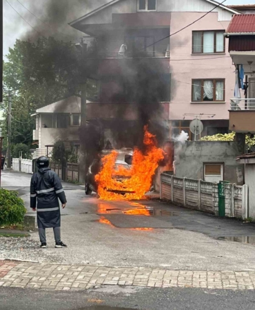 Park halindeki otomobil alev topuna döndü: O anlar kamerada